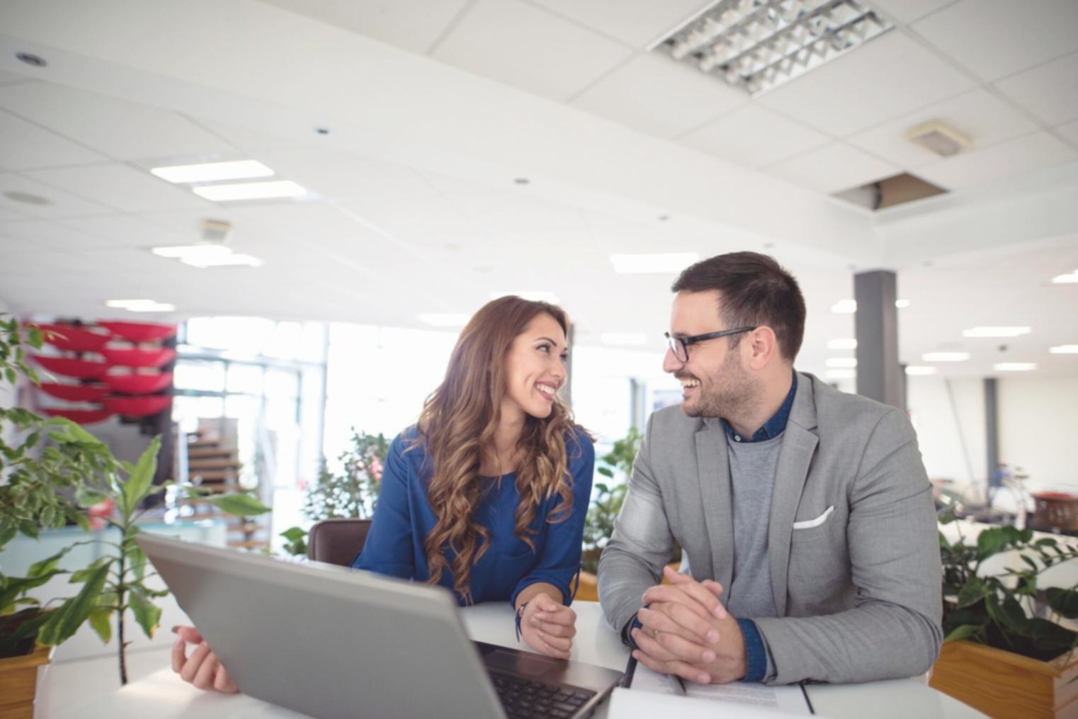 Konzentrierte Arbeit an Budget-Dokumenten